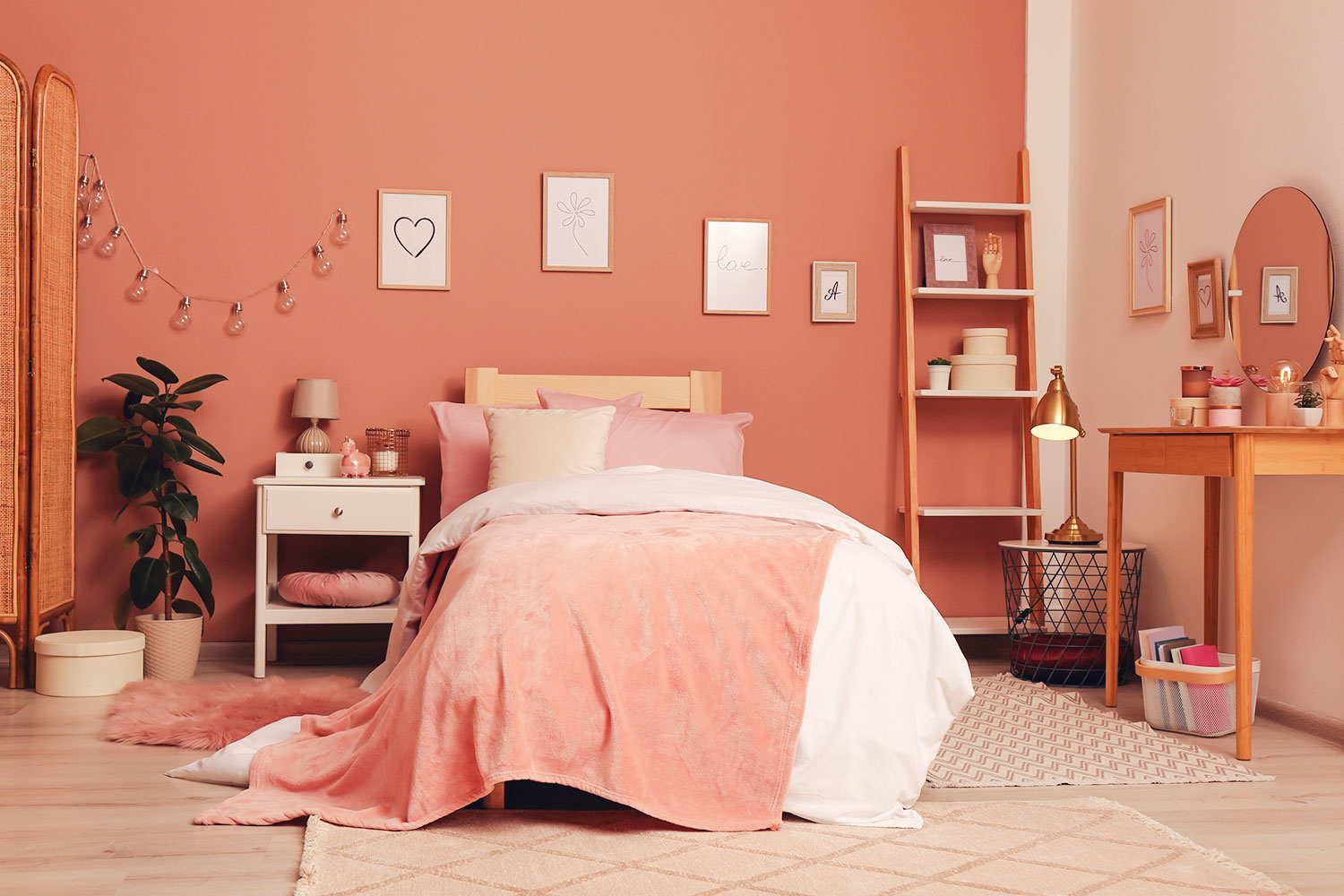 Inspiratie woninginrichting: Slaapkamer met muur en bed in terracottakleur. 