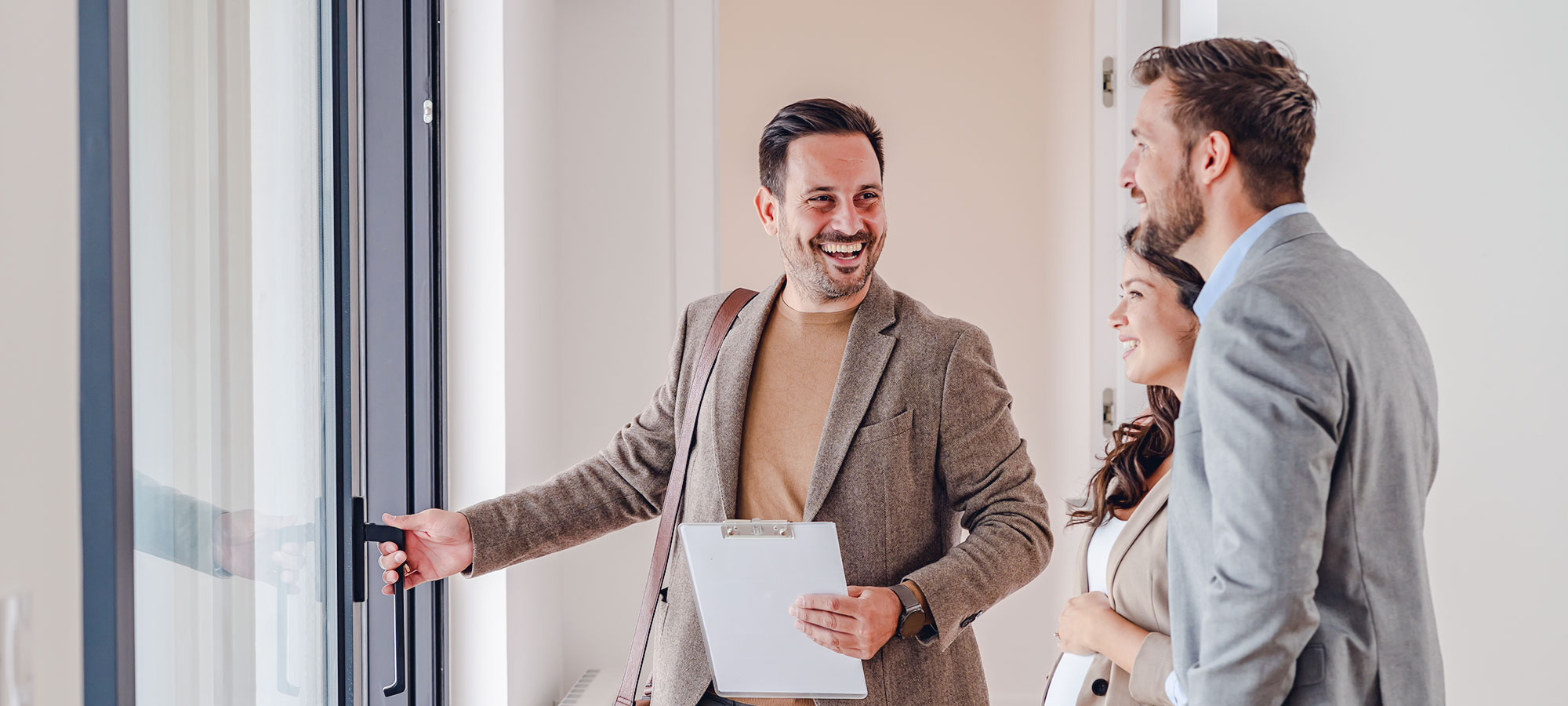 Koppel gaat hun checklist van verborgen gebreken af tijdens een woningbezoek met een makelaar