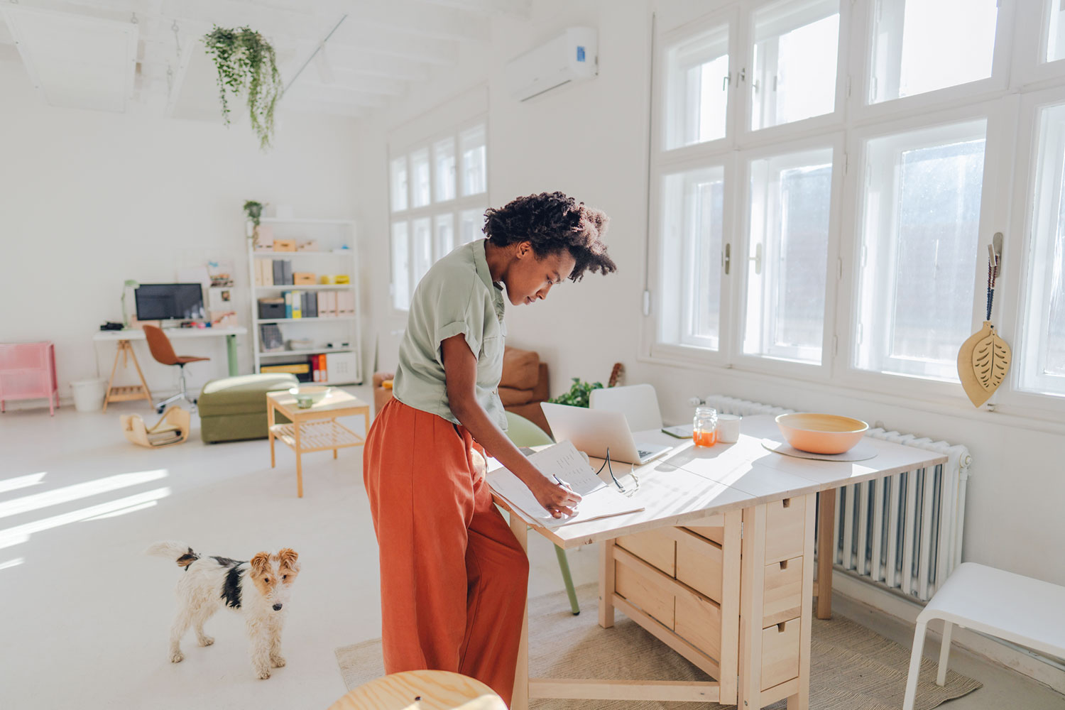 jonge vrouw werkt haar checklist af in wit appartement