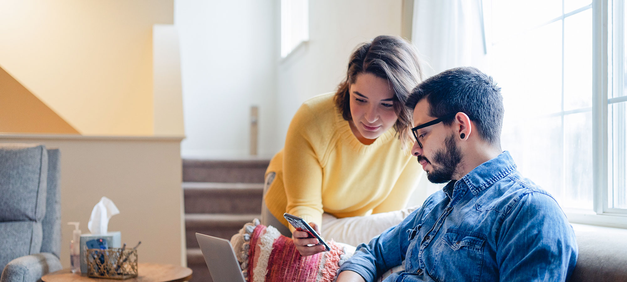 jeune couple cherche en ligne pour investir dans l’immobilier avec un budget limité