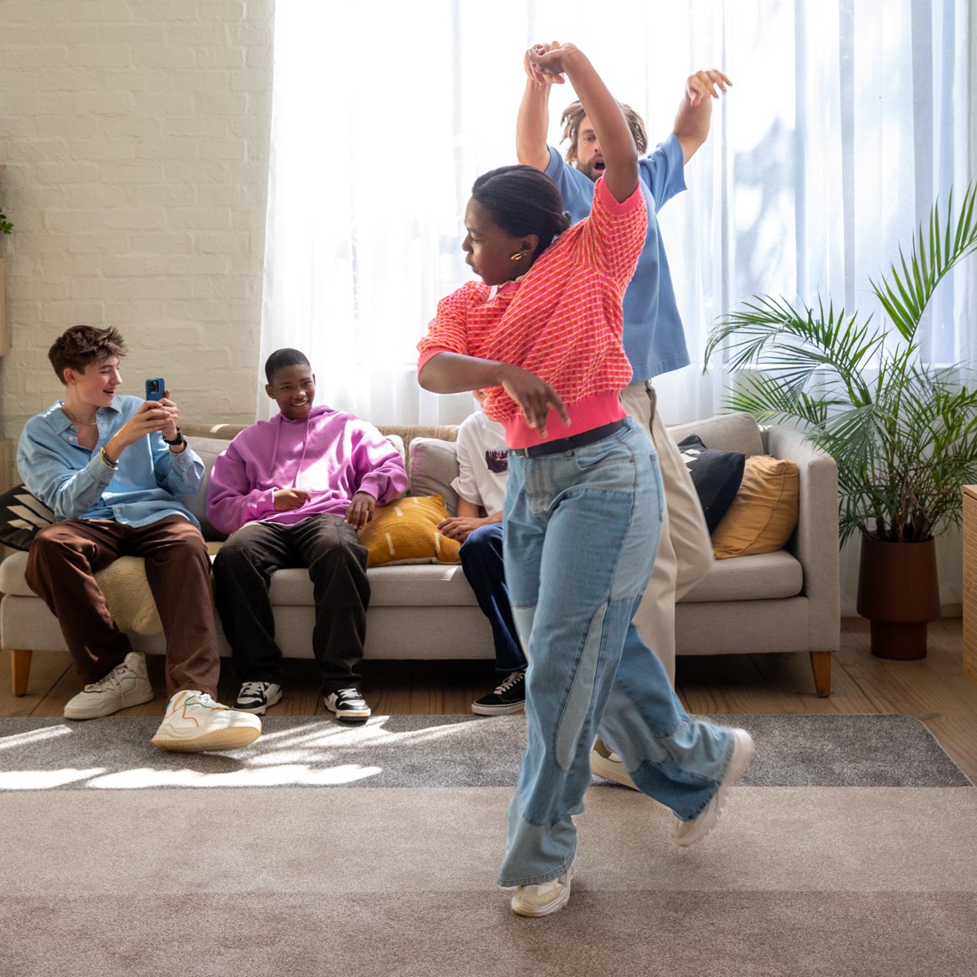 koppel danst in hun woonkamer