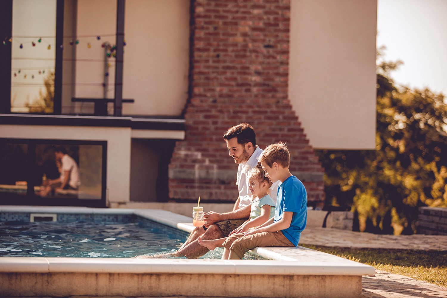 père et grands-parents bain de pieds avec enfant bord de piscine