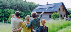 Une famille regarde son homestead dans la nature