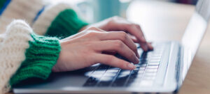 vue rapprochée femme travaille sur PC portable