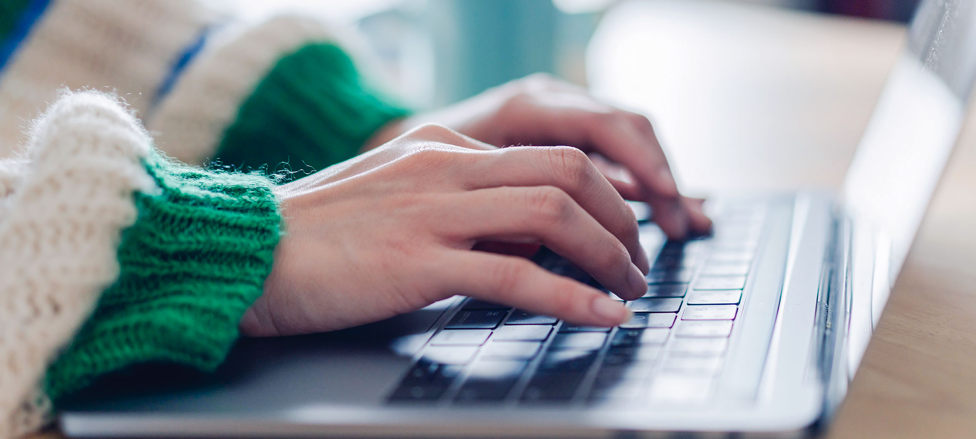 vue rapprochée femme travaille sur PC portable