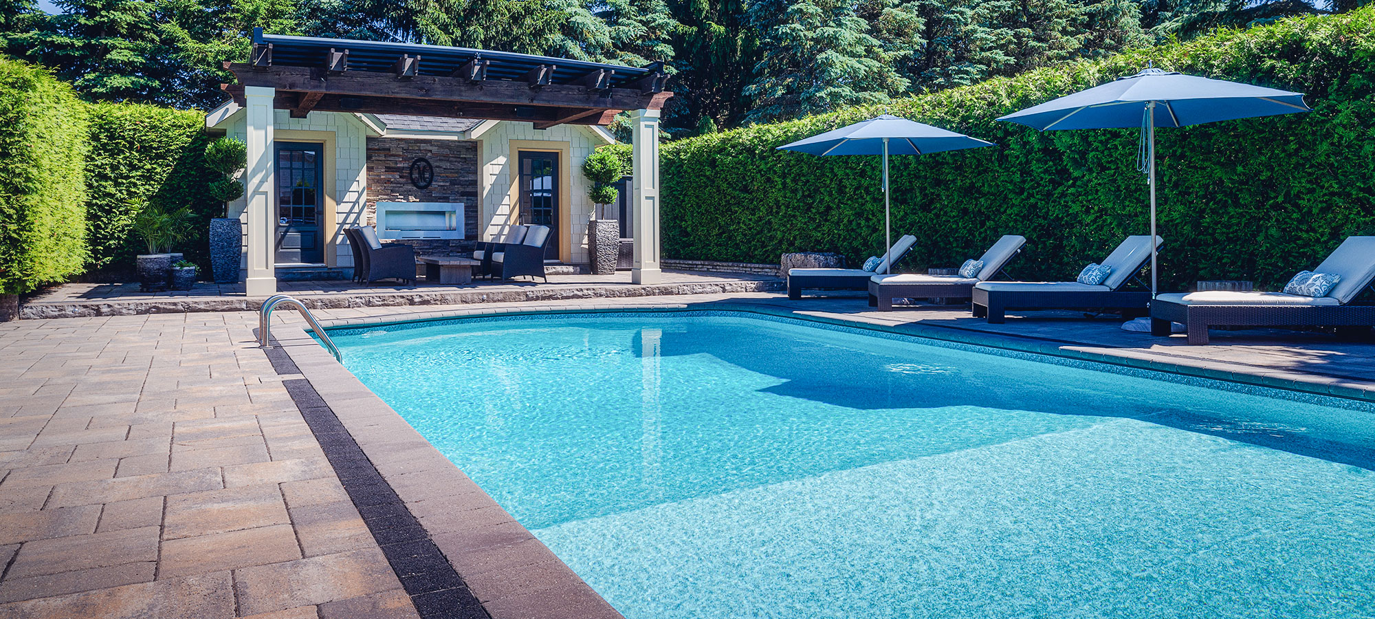 piscine dans le jardin