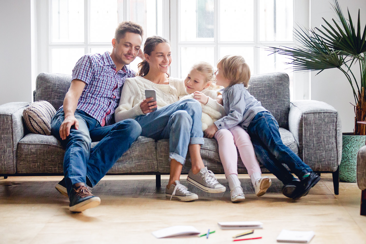 jeune famille de quatre se détend dans le fauteuil